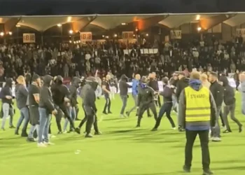 VIDEO: Supporters Telstar en Den Bosch op de vuist, chaos breekt los na het eindsignaal