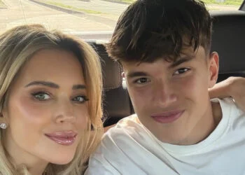 FOTO: Sylvie Meis haalt zoon op na training van Ajax, in outfit die elke speler wel waardeert