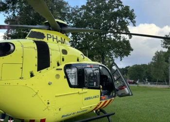 VIDEO: Motorrijder in kritieke toestand na heftige botsing met auto in Nieuwleusen (bestuurder aangehouden)