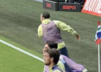 VIDEO: Wout Weghorst verliest controle en slaat ESPN-camera weg na verlies van het kampioenschap