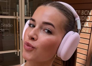 FOTO: Jade Anna deelt een spiegelfoto vanuit het vliegtuig in een loeistrak pakje