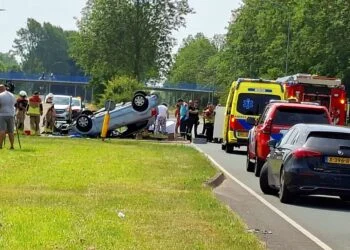 NET BINNEN: Motorrijder overleden na harde klap op auto in Lelystad
