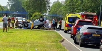 NET BINNEN: Motorrijder overleden na harde klap op auto in Lelystad