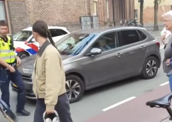 VIDEO: Twee dames op leeftijd stoppen dronken bestuurder door weg te blokkeren ”Ik ben al aangereden”