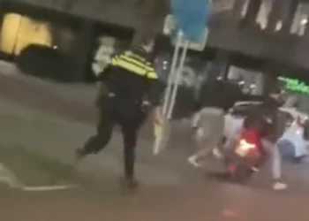 VIDEO: Politieagent verliest zijn wapenstok, maar weet boef toch terug te pakken