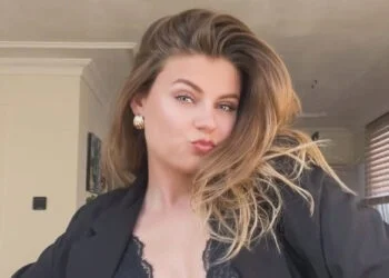 VIDEO: Brugklas-actrice Britt Scholte doet een dansje op Instagram