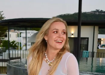 FOTO: Carola Kirschbaum deelt brutale spiegelfoto in bikini vanuit hotelkamer