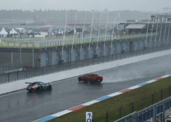 VIDEO: Dodge Challenger klapt op stilstaande Porsche GT3 RS op regenachtig Assen