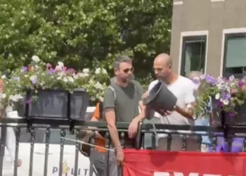 VIDEO: Gozer heeft juiste aanpak tegen demonstranten die doorgang blokkeren in Amsterdam