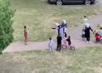 VIDEO: Duitse vrouw aangevallen vanwege té zomerse outfit