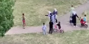 VIDEO: Duitse vrouw aangevallen vanwege té zomerse outfit