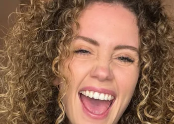 FOTO’S: Emma Deckers doet workout in mini sportpakje