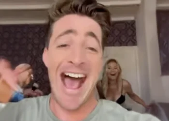 OEPS! Froukje de Both loopt zomaar de kleedkamer binnen