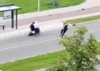 VIDEO: Oom Agent is vluchtende gastjes op scooter zat en grijpt eigenhandig in