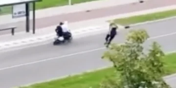 VIDEO: Oom Agent is vluchtende gastjes op scooter zat en grijpt eigenhandig in
