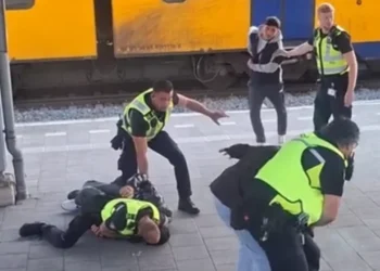 VIDEO: Handhavers zijn zwartrijders zat en besluiten ouderwets in te grijpen