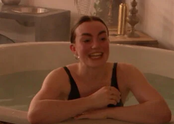 VIDEO: Het wordt Ezra iets te warm in de hottub van Lang Leve de Liefde