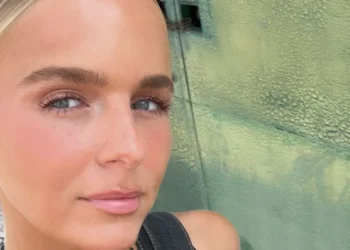FOTO: Lies Zhara toont gehele bikini in raamreflectie