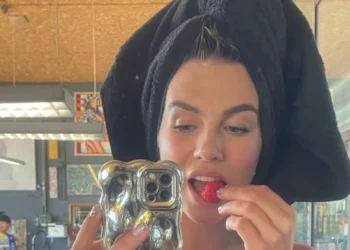 FOTO: Maan laat weinig aan de verbeelding over met pikante foto op Instagram