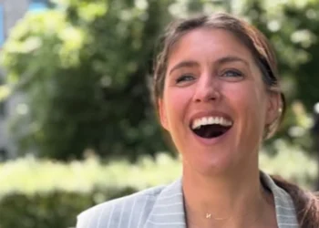 FOTO: Marieke Elsinga verkleedt zich als sportlerares voor ‘foute outfit week’