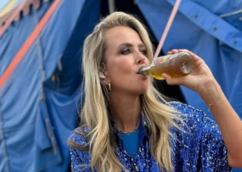 FOTO: Monique Smit deelt bloedhete backstage foto na een optreden