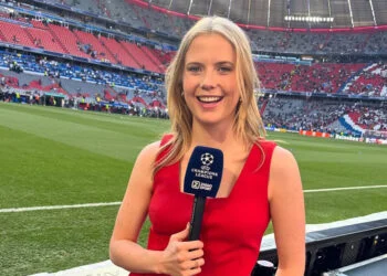 VIDEO: Fans houden niet op over rood jurkje van Noa Vahle tijdens de Champions League