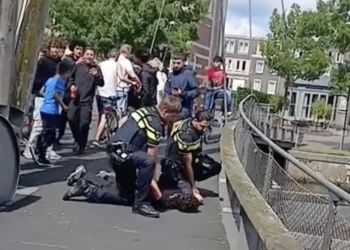 VIDEO: Aanhouding in Almelo loopt uit de hand door schreeuwende fatbike-jochies