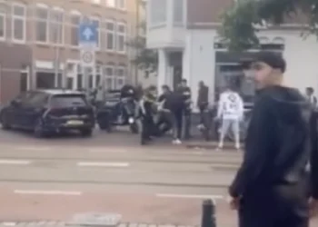 VIDEO: Twee politieagenten in de problemen tegenover groep jongeren in Den Haag