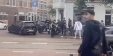 VIDEO: Twee politieagenten in de problemen tegenover groep jongeren in Den Haag