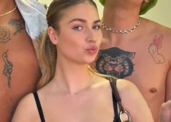 FOTO: Roxy Dekker laat haar in haar topje kijken in nieuwe Instagram post