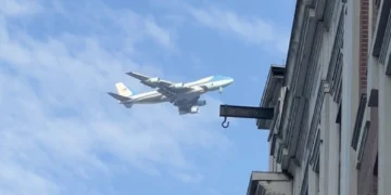 Bijzondere beelden: Air Force One met Donald Trump vliegt over Amsterdam