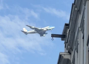 Bijzondere beelden: Air Force One met Donald Trump vliegt over Amsterdam