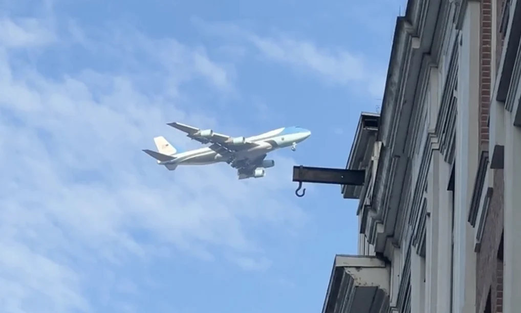 Bijzondere beelden: Air Force One met Donald Trump vliegt over Amsterdam