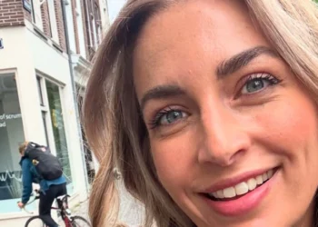 FOTO: Shelly Sterk verleidt met zwoele blik vanaf het aanrecht