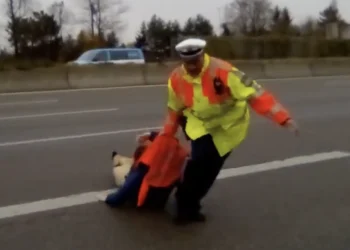 VIDEO: In Duitsland grijpt de politie nét iets harder in bij klimaatactie op de snelweg
