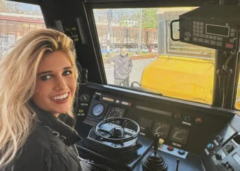 FOTO’S: Sarah Derksen is de treinmachinist die jouw ochtendrit onvergetelijk maakt!