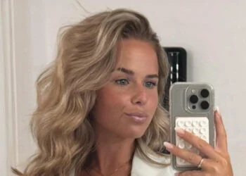 FOTO: 23-jarige vriendin van Wesley Sneijder deelt een ‘zomerse’ spiegelselfie