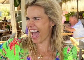 FOTO: Nicolette van Dam deelt zwoele kusfoto op Instagram