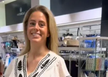 VIDEO: Verkoopster van ‘De Skihut’ weet ook hoe ze de zomercollectie moet verkopen