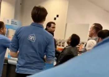 VIDEO: Klant valt Albert Heijn-personeel aan voor draaiende camera in Rotterdam