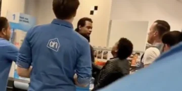 VIDEO: Klant valt Albert Heijn-personeel aan voor draaiende camera in Rotterdam