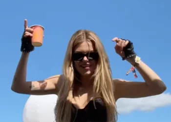 FOTO’S: Davina Michelle laat weinig aan de verbeelding over met pikant topje tijdens tournee