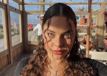 FOTO: Fee Tieleman trekt alle ogen naar zich toe met gewaagde bikinishot