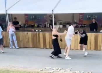 VIDEO: Twee jongens lossen woordenwisseling op na afterparty op een festival