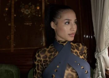 FOTO: Zangeres Yade Lauren poseert in een zeldzame bikini-foto