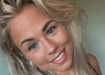 FOTO: Ilse Kappert verovert Instagram in strakke zwemkleding op haar subboard