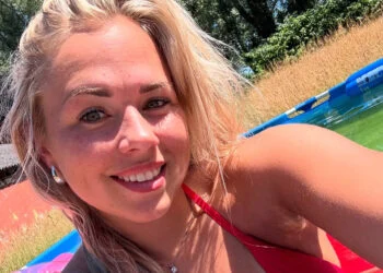FOTO’S: Boerin Ilse Kappert deelt foto’s in rode bikini vanuit haar eigen zwembad