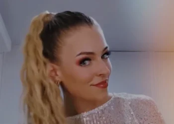 VIDEO: Julia Boschman doet backstage een ondeugend dansje en deelt de beelden