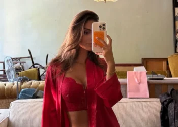 FOTO: Monica Geuze laat rode lingerie zien in backstage spiegelfoto in shoot voor Hunkemöller