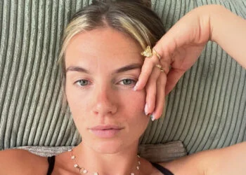 FOTO’S: Zangeres Maan deelt foto’s vanuit een hangmat